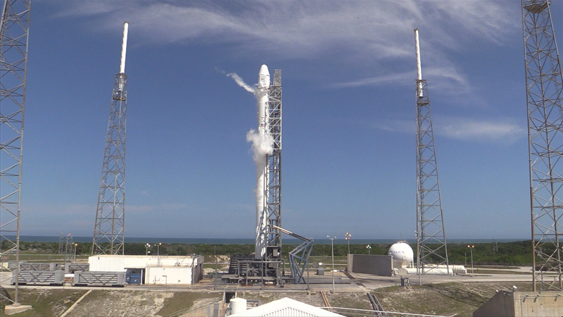 Illustration for article titled Sigue en directo el nuevo intento de aterrizaje del cohete Falcon 9